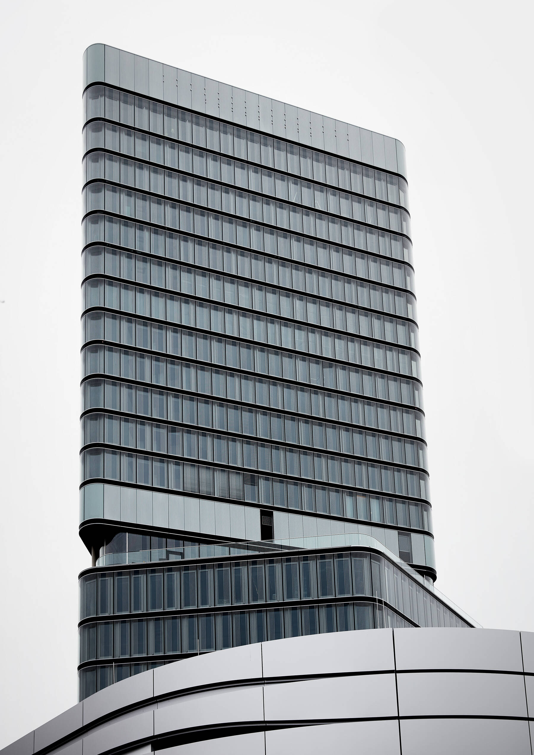Der Porsche Design Tower vereint die klare Formensprache der Marke Porsche mit der technischen und ästhetischen Qualität von ISOLAR Glas zu einem ikonischen Architekturprojekt.