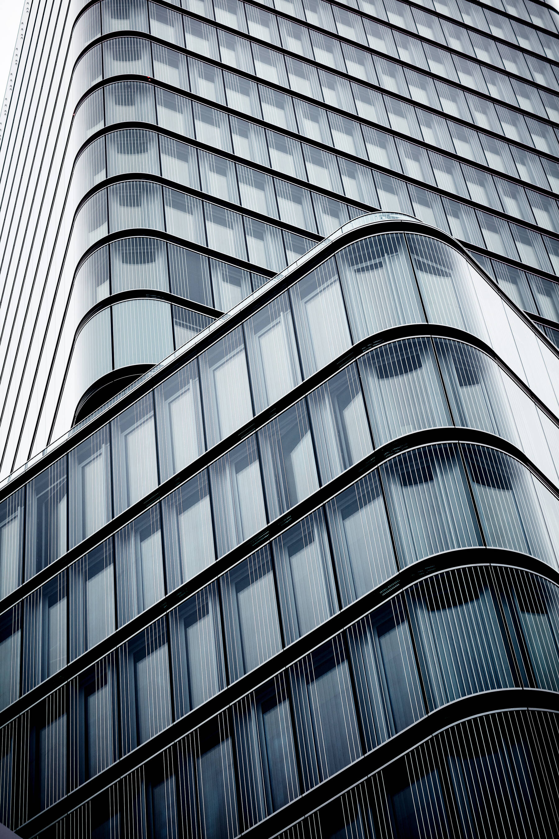 Der Porsche Design Tower ist ein herausragendes Referenzprojekt mit ISOLAR Glas und verbindet exklusive Architektur mit hochwertigen Glaslösungen für maximale Transparenz und Designqualität.
