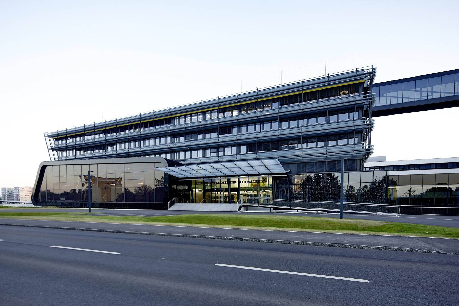 Die ISOLAR SOLARLUX Fassadenverglasung im Multifunktionszentrum Raaba überzeugt durch moderne Architektur, hohe Energieeffizienz und transparente Gestaltung im öffentlichen und gewerblichen Bau.