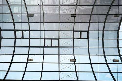 Detailansicht der digital bedruckten Glasmodule des Museumsdachs, die für optimale Lichtverhältnisse und Wärmeschutz im Museum sorgen.