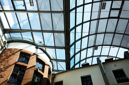 Blick nach oben in die Stahl-Glas-Konstruktion des Museumsdachs, die ohne störende Stützen den großen Innenhof überspannt.