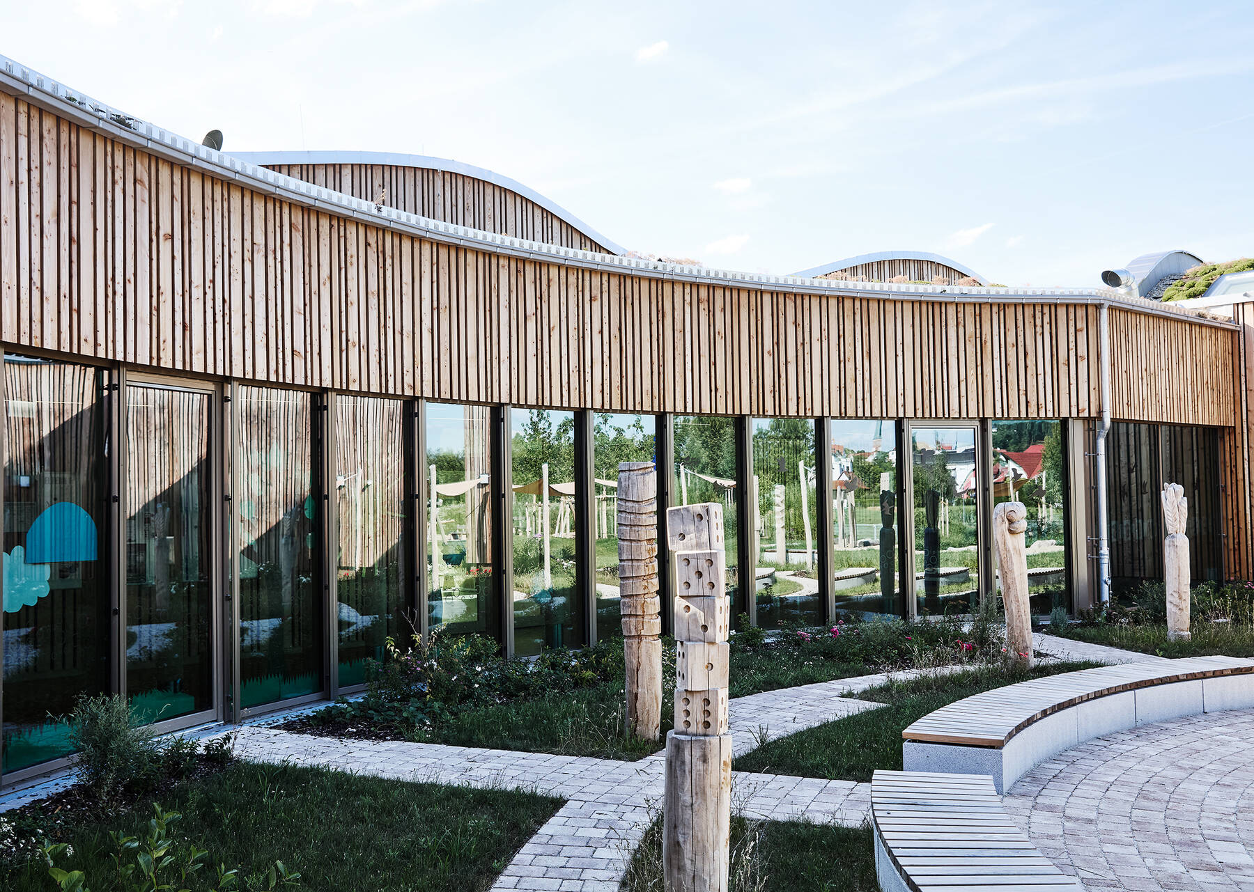 Architektonische Außenansicht der Kita Deggendorf mit großflächiger Isolar Glasfassade.