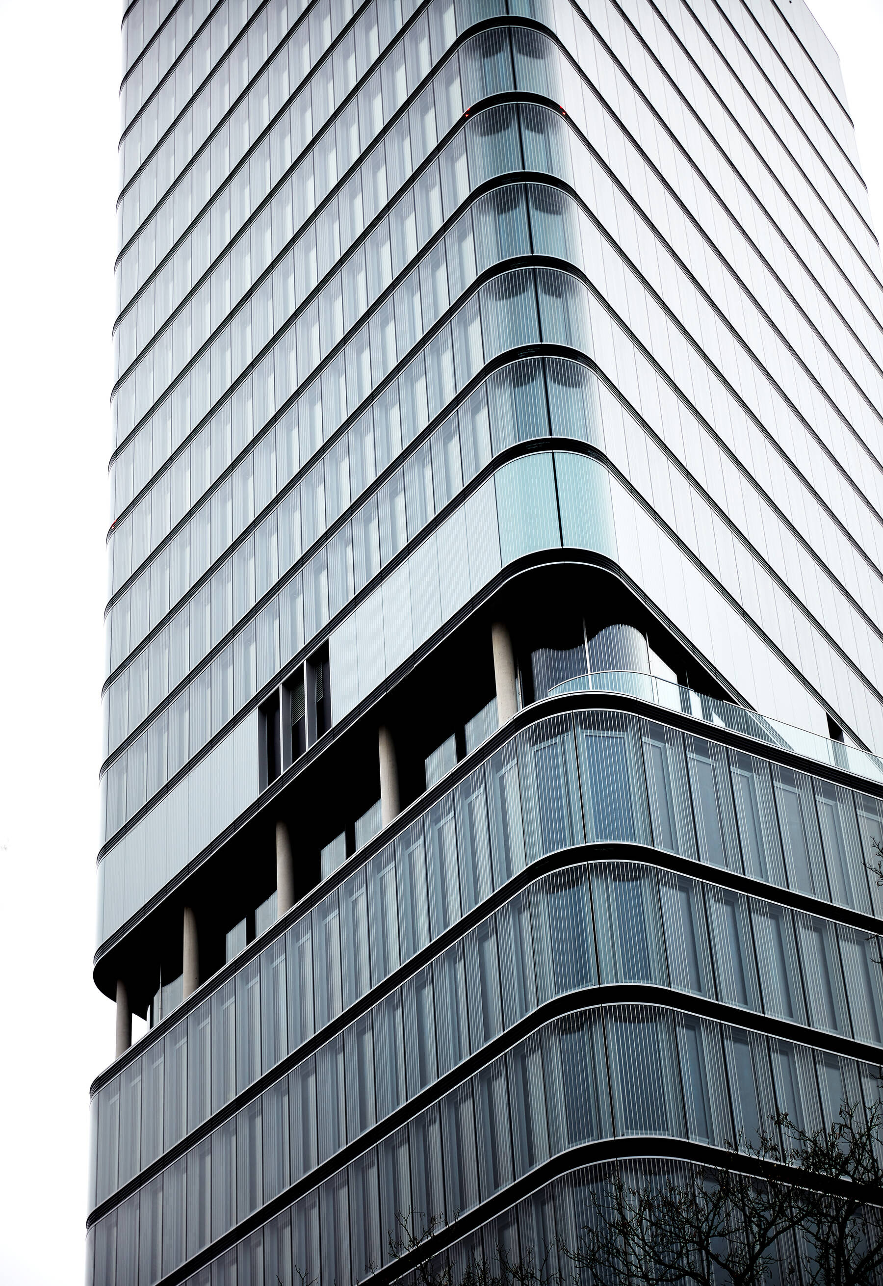 Der Porsche Design Tower beeindruckt durch seine präzise Glasarchitektur mit ISOLAR Glas und verkörpert die Symbiose aus technischer Innovation und ästhetischem Anspruch.