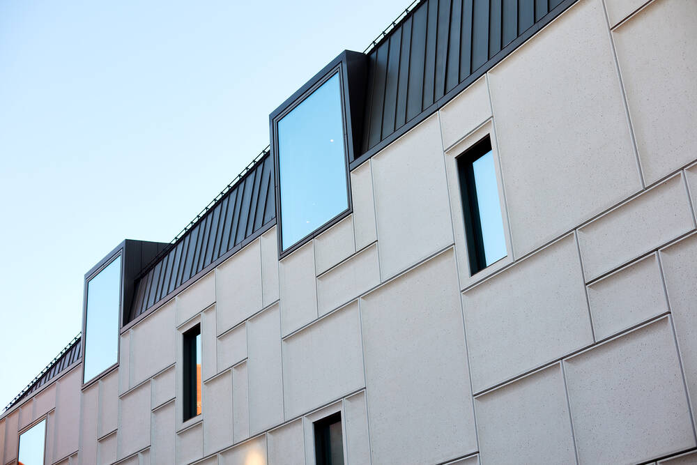 Architektonische Perspektive des Augustinerhofs in Nürnberg mit großzügiger Isolar Glasfassade und moderner Gebäudestruktur.