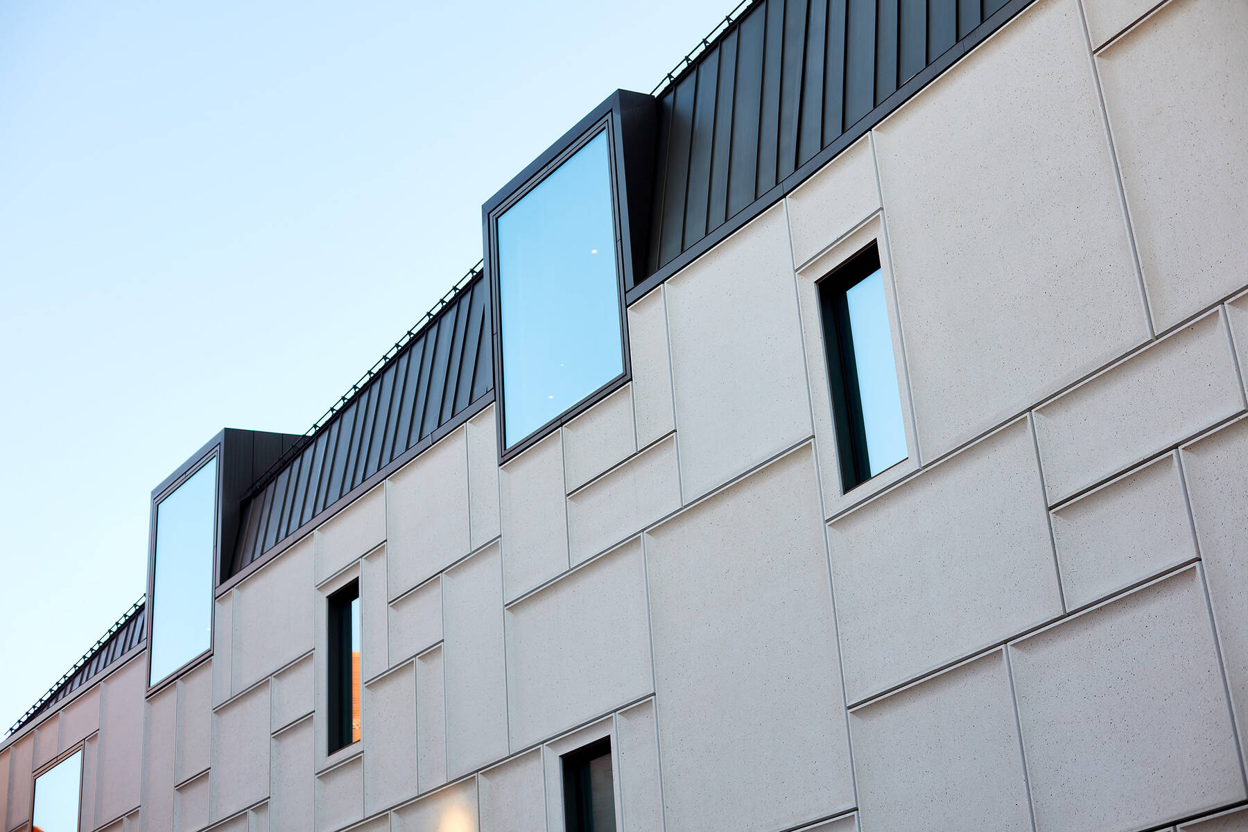 Architektonische Perspektive des Augustinerhofs in Nürnberg mit großzügiger Isolar Glasfassade und moderner Gebäudestruktur.