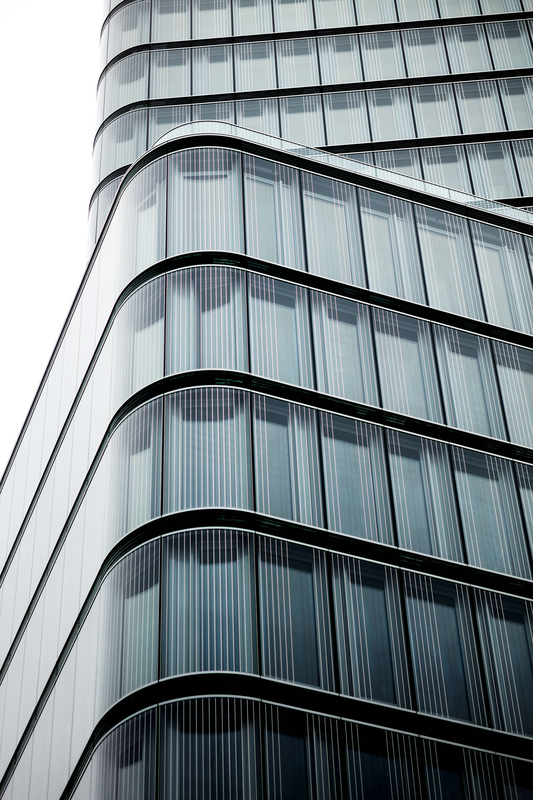 Im Porsche Design Tower sorgt ISOLAR Glas für maximale Transparenz, Energieeffizienz und architektonische Qualität – ein Statement moderner Glasfassadentechnik.