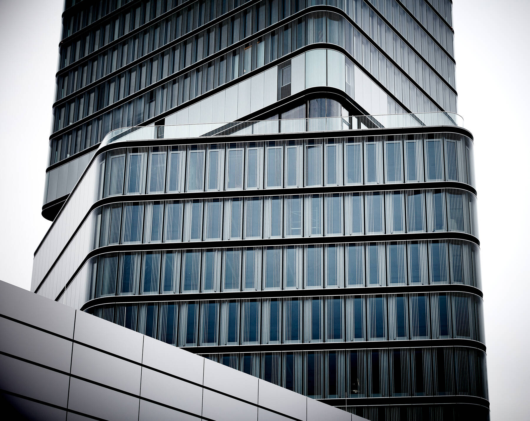 Der Porsche Design Tower kombiniert die markante Designsprache von Porsche mit innovativen Glaslösungen von ISOLAR und setzt architektonische Maßstäbe in Transparenz und Eleganz.
