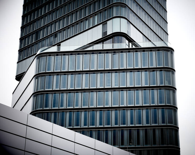 Der Porsche Design Tower kombiniert die markante Designsprache von Porsche mit innovativen Glaslösungen von ISOLAR und setzt architektonische Maßstäbe in Transparenz und Eleganz.