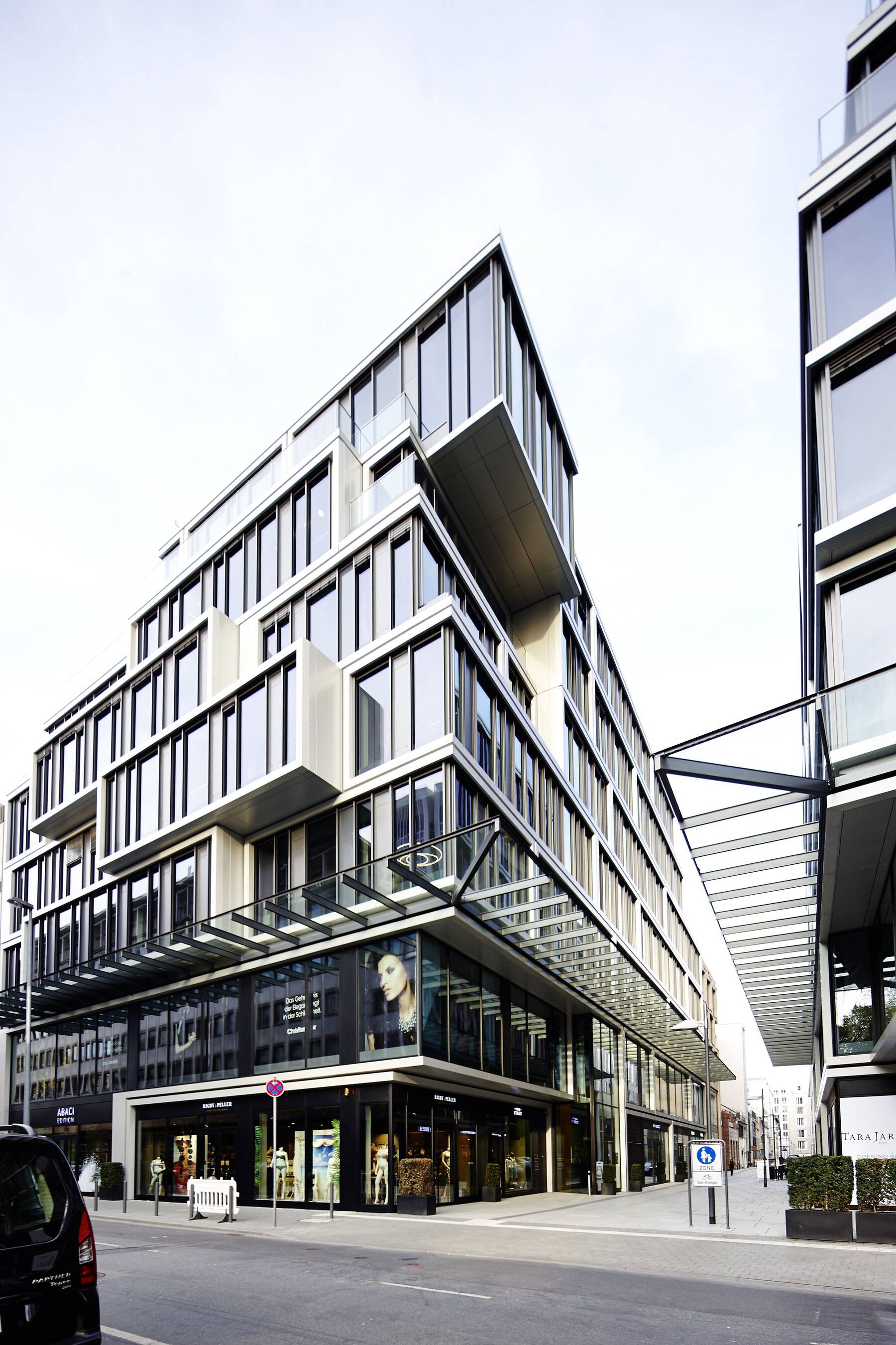 Die ISOLAR SOLARLUX Verglasung im MaRo Opernquartier Frankfurt am Main verbindet hochwertige Architektur, maximale Transparenz und energieeffiziente Fassadentechnik im urbanen Premium-Bau.