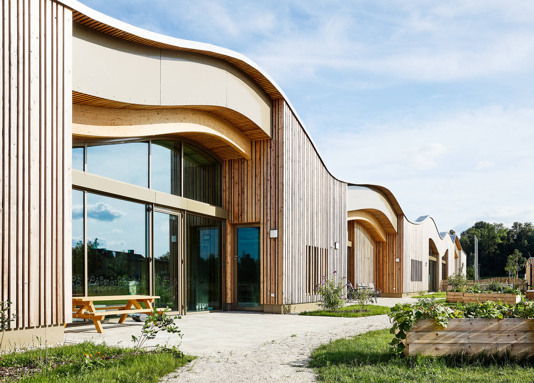 Moderne Kita Deggendorf mit großzügiger Isolar Glasfassade und klarer Architektur.