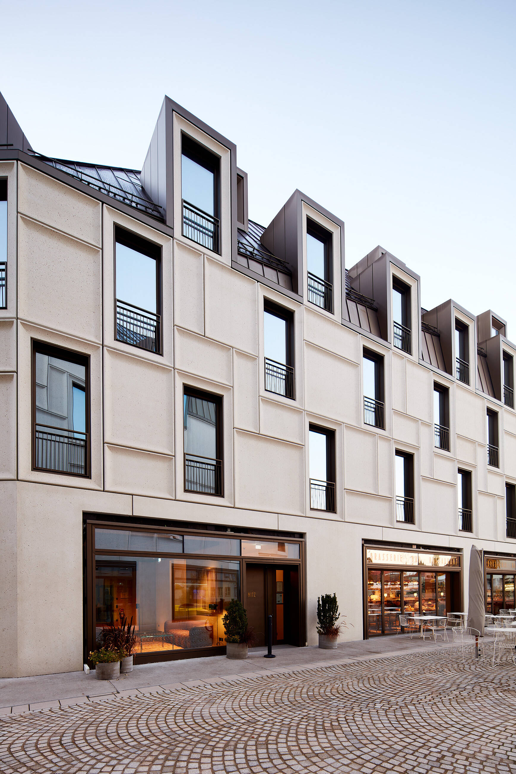 Moderne Fassadenansicht des Augustinerhofs in Nürnberg mit Isolar Glas und klarer architektonischer Struktur.