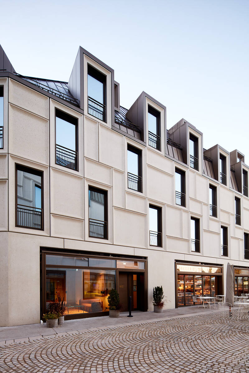 Moderne Fassadenansicht des Augustinerhofs in Nürnberg mit Isolar Glas und klarer architektonischer Struktur.