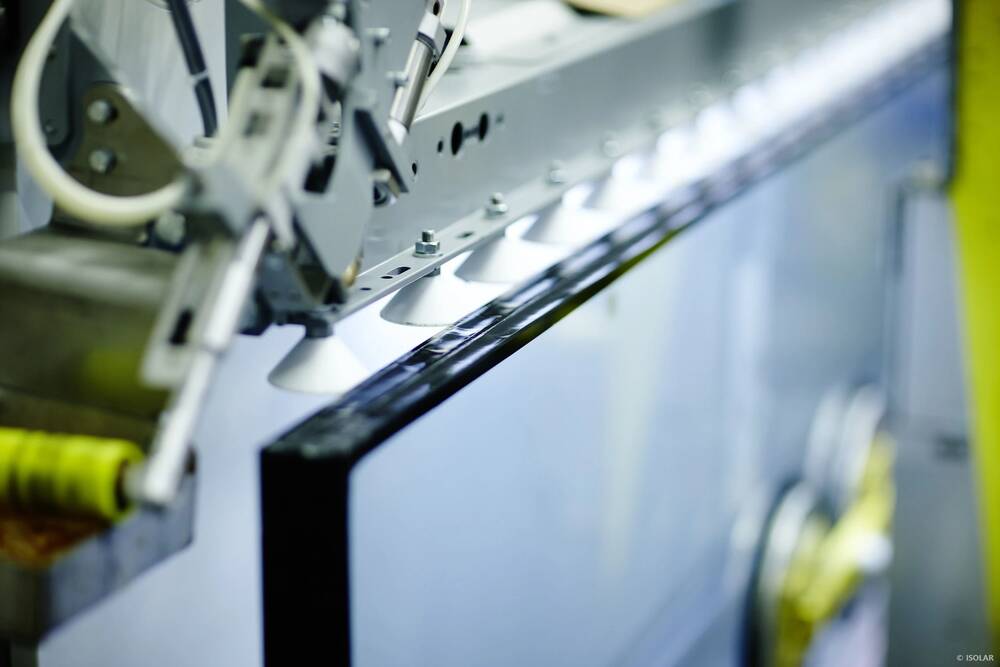 Das Bild zeigt die Produktion bei ISOLAR Glas: Fachkräfte überwachen präzise Fertigungsschritte zur Herstellung energieeffizienter Isolier- und Funktionsgläser mit höchster Qualität.