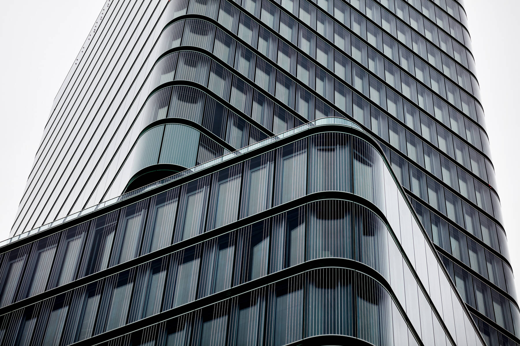Der Porsche Design Tower in Stuttgart nutzt ISOLAR Glas für seine markante, hochwertige Fassadengestaltung und steht für die Verbindung von Design, Innovation und technischer Präzision.