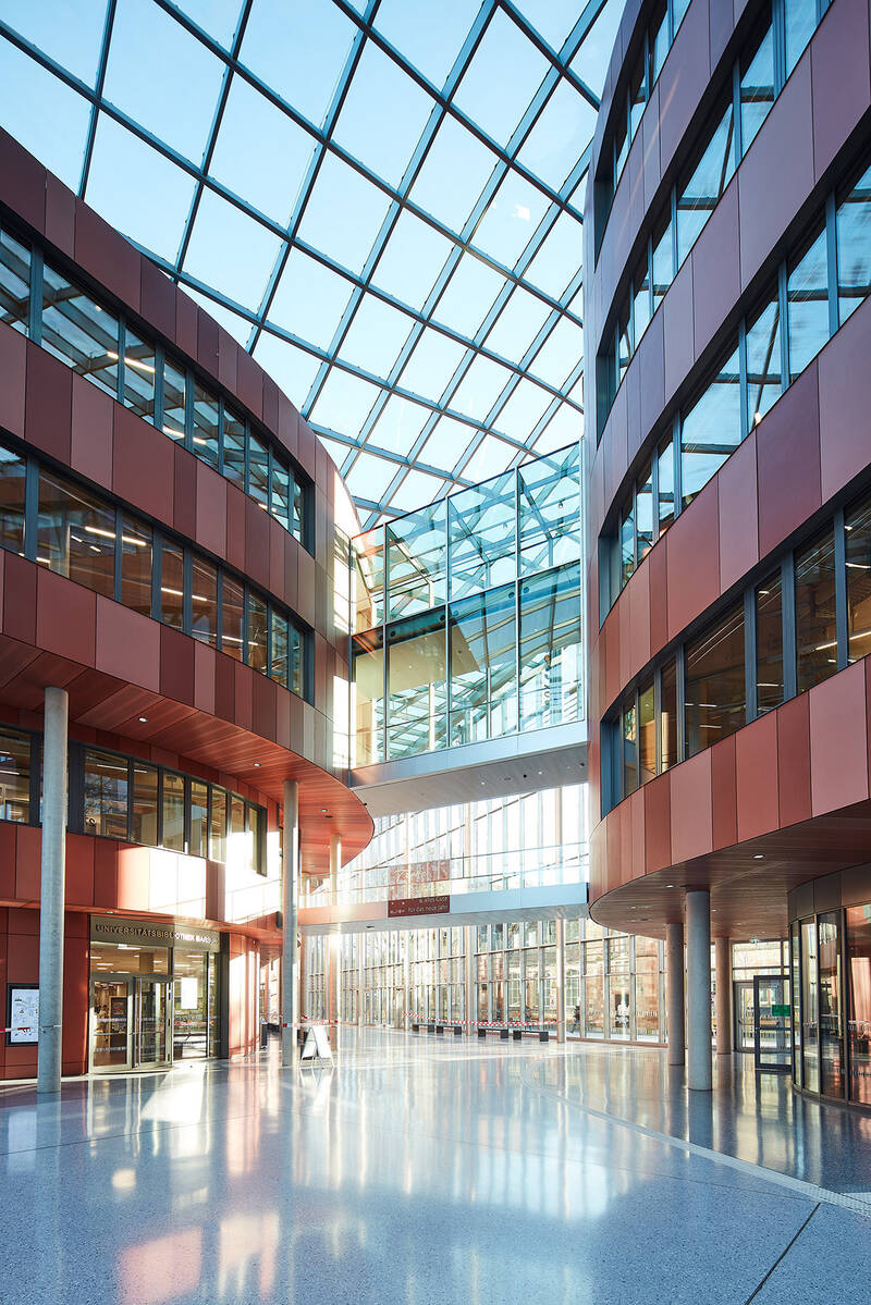Die Zentralbibliothek der Universität Marburg setzt mit ihrer modernen Architektur einen markanten Akzent und fügt sich zugleich harmonisch in das historische Stadtbild ein.
