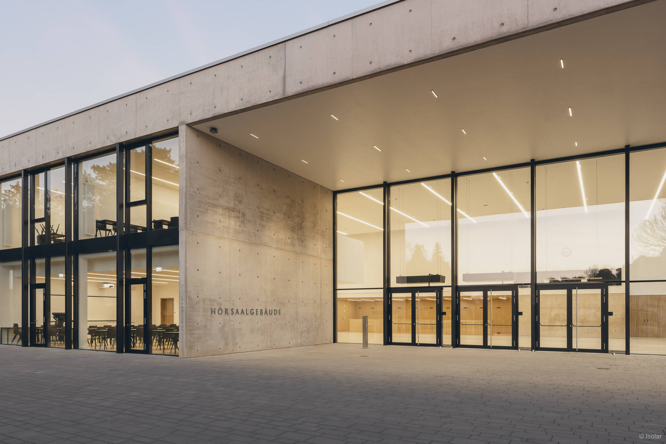 Hörsaalgebäude Homburg Außen 044