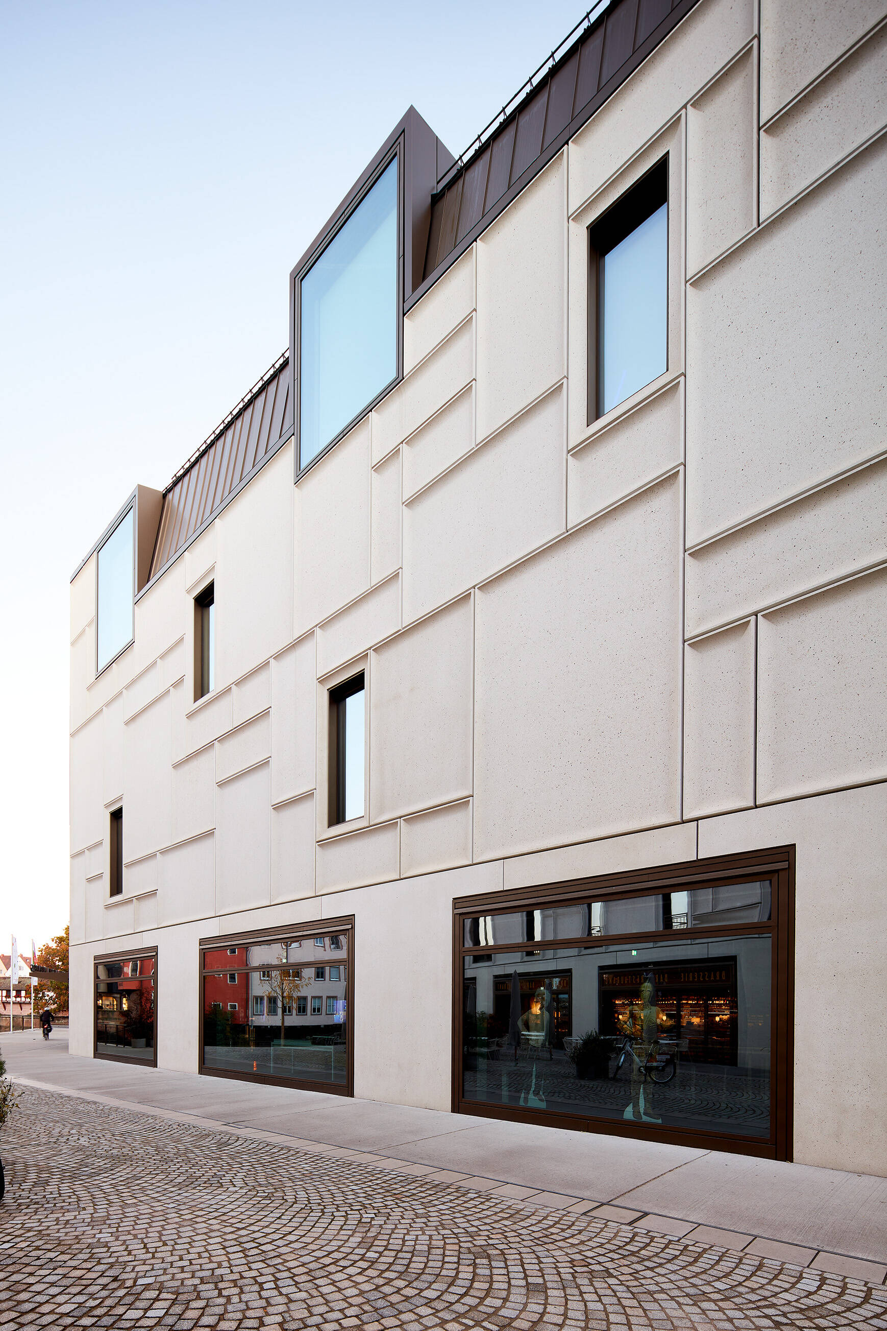 Architektonische Ansicht des Augustinerhofs in Nürnberg mit moderner Isolar Glasfassade und klarer Linienführung.