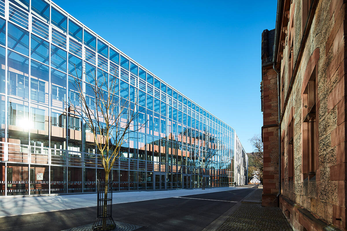 Die neue Zentralbibliothek der Universität Marburg verbindet moderne Architektur harmonisch mit der historischen Altstadt und prägt das Stadtbild der mittelhessischen Stadt.