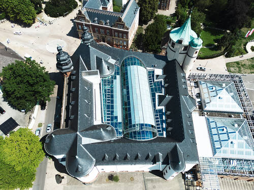 Stützenfreie Glasdachkonstruktion über dem Innenhof des Historischen Museums der Pfalz in Speyer mit digital bedrucktem Sonnenschutzglas von ISOLAR.