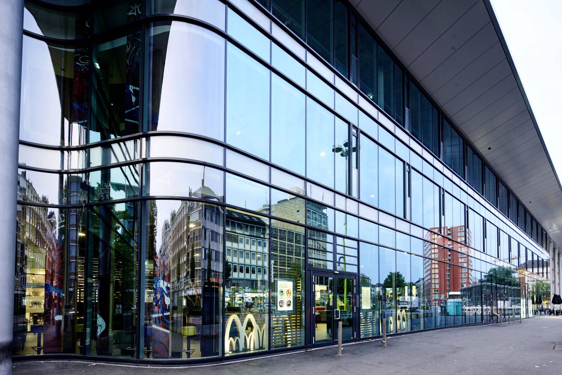 Die ISOLAR SOLARLUX Verglasung am Hauptbahnhof Münster verbindet moderne Architektur, hohe Transparenz und energieeffiziente Fassadentechnik im öffentlichen Raum.